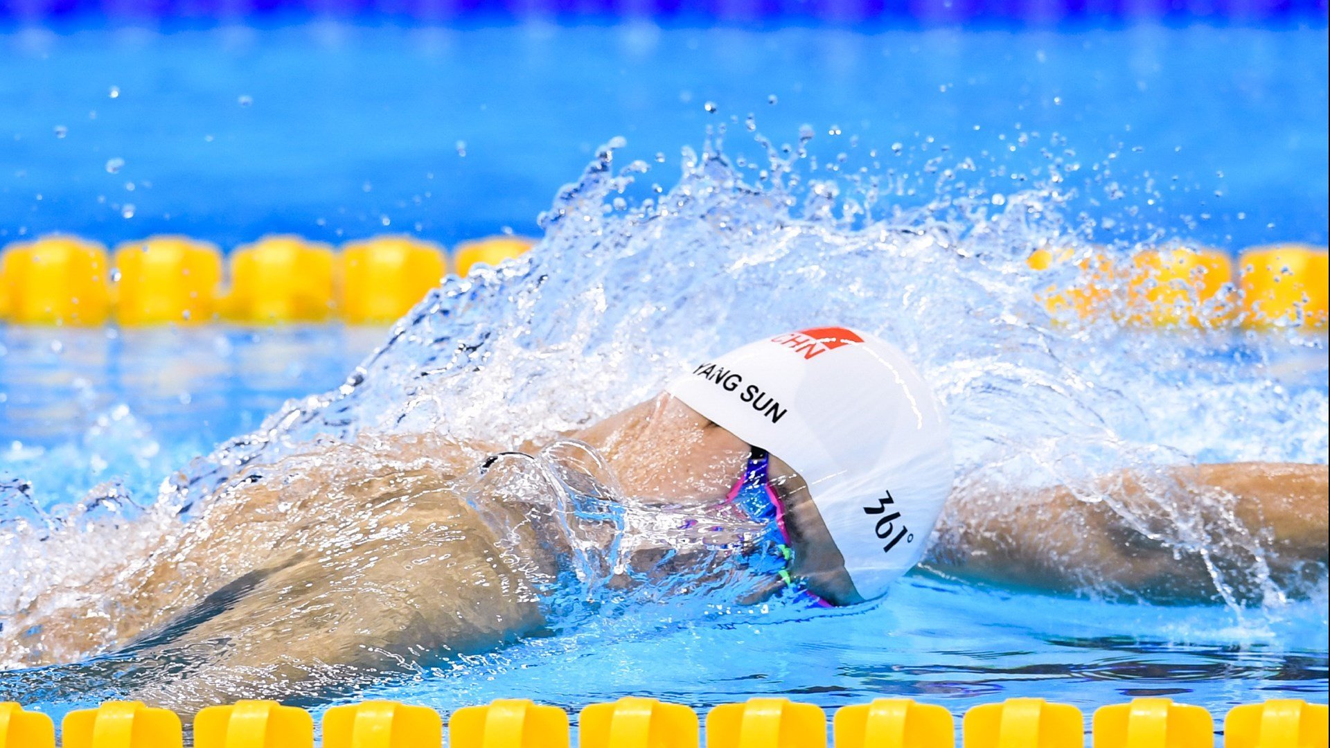 “无限可能，2025电竞舞台引爆年轻力量！”